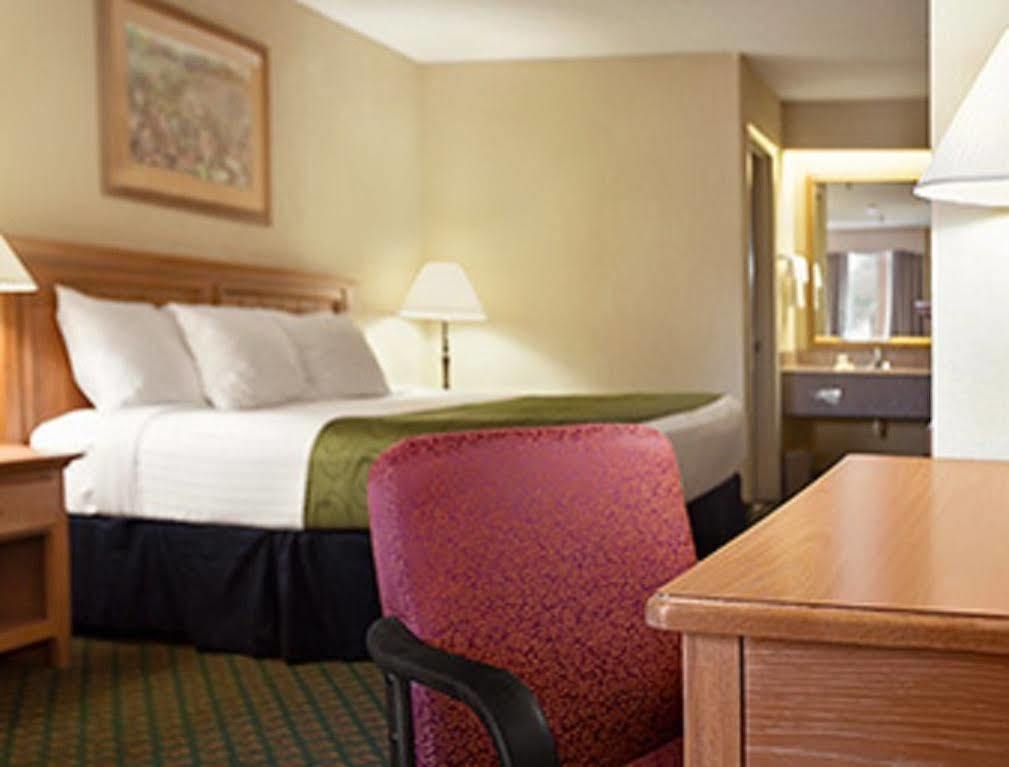 Days Inn & Suites By Wyndham Stuttgart Εξωτερικό φωτογραφία